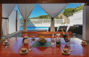 Mysigt sommarhus med privat pool och terrass - Image 2