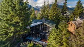 Falcon | Elegant Chalet | Hot tub | Prime Location - Image 3