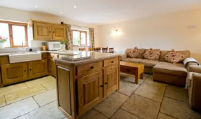 Granary at Oaks Barn Farm, Kadai fire bowl & optional hot tub, country location - Image 4