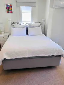 Hillcrest Hideaway – City Views & Free Breakfast - Image 2