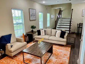 Spacious 4 BR Near Downtown - Image 2