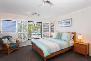 Florentine, 8 11 Columbia Close - opposite the beach with Air con and water views - Image 4