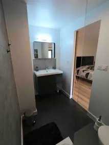 Independant bedroom, close to the beach - Image 4