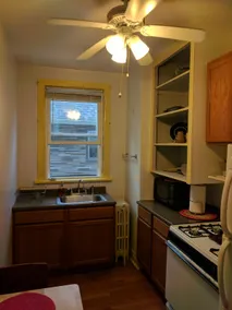 Cozy & Convenient Oak Park w Parking / Transit - Image 5