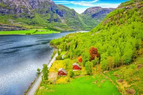 Idyllic cabin located between fjords and mountains - Image 2