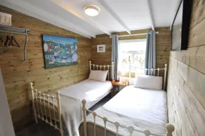 Sea side wooden chalet with garden - Image 5