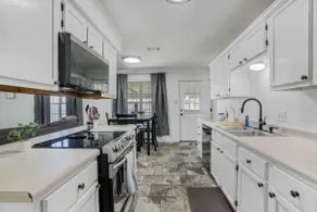 3 BR Amazing & Spacious Fully Fenced Home - Image 4