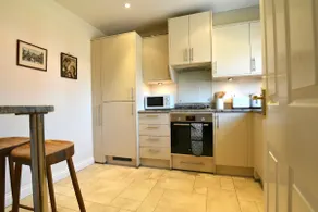 Sleeps 6, 3 bedrooms,Parking, close to town centre - Image 4