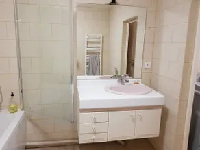 Beautiful Tourlaville apartment with garden access - Image 2