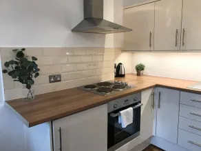 Elegant Modern 1BR Near Center, Trains - 5mn walk - Image 4