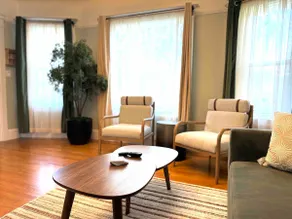 Midtown 2-Bedroom Flat | Steps to Ice Blocks - Image 5