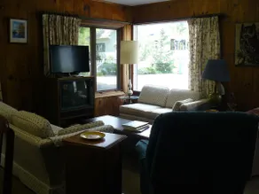 Cottage on beautiful lake - Image 2