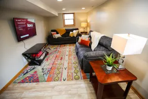 Spacious 5BR3BA home in NE Arts District - Image 4