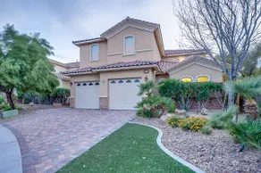 Luxury 3 Bed / 3.5 bath Residence with Sparkling Heated Pool - Image 5