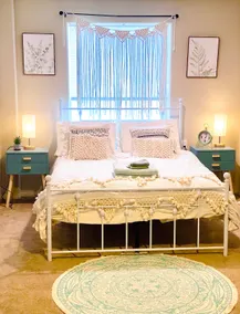 Charming 2-story boutique hillside cottage! - Image 4