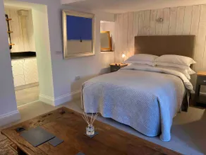 The Lodge - Luxury Hideaway Gem - Image 2