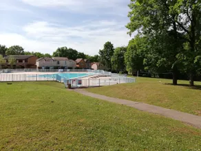 House with pool and lake - Image 4
