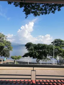 Lakefront apartment - Image 4