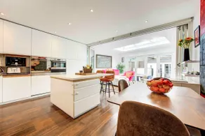Dove House Wanstead Retreat with Hottub & Home GYM - Image 4