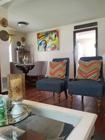 Cozy, comfortable, and 2 minutes from downtown - Image 3