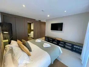 Beach view modern 2 Bedroom apartment with carpark - Image 4