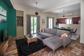 Emerald 110m2 entire floor apt steps to city’s heart - Image 2