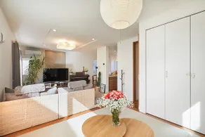 It is a two-story house, a stylish room where you can relax in a large space without the middle of the house.Free parking is included. - Image 5