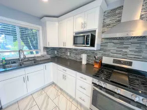Spacious 4b4bath 2300ft Home Centrally Located - Image 5