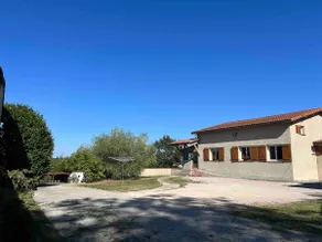 Spacious cottage with heated pool - Image 2