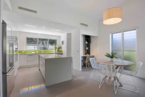 Close to Beach and cafes…family and pet friendly - Image 5