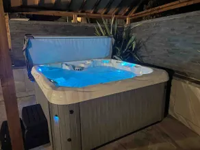 Sundial Cottage, Stunning 3 Bed Cottage with Hottub - Image 4
