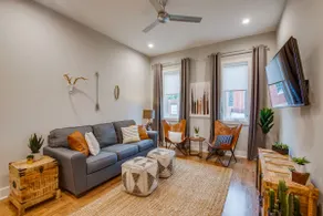 Luxury Suite 1 Mile To Broadway w/Private Parking - Image 2