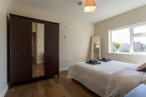 Enorme Casa Familiar com 5 Quartos nos Subúrbios de Dublin com Estacionamento - Image 3