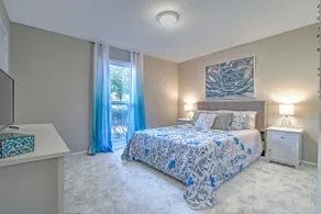 Open Floorplan w/King bed in Great Neighborhood - Image 3