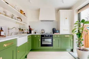 Spring Stays Cosy 2-Bed Residence with Free Parking - Image 3