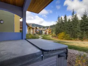 Cozy 2 bdrm Ski in/out close to village w/ hot tub - Image 2