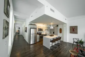 Big 2 bedroom/king beds/Corner Unit/ + parking - Image 2