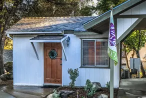 Cozy Couples' Cottage - Image 3