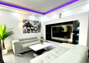 Beautiful villa, large parking lot, close to Paris - Image 2