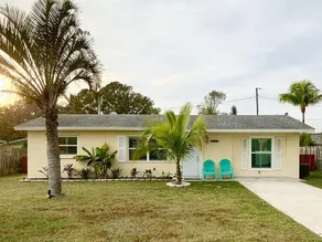 Cozy home, huge yard, close to beach & restaurants - Image 2