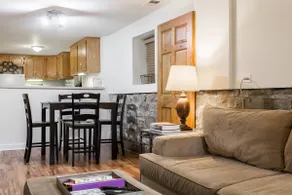 A Stones Throw from U Chicago South Campus! - Image 2