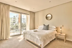 Elegant V&A Waterfront Canal Apartment - Image 4