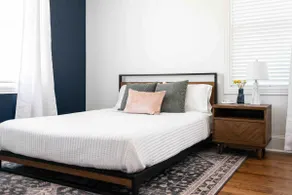 Modern 3-bedroom 1 mile from downtown - Image 5