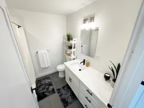 Quiet Modern West Tacoma Guest House - Image 3