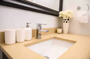 Beautiful 1 Bedroom suite - Image 5