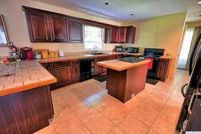 Cozy and spacious home - Image 4