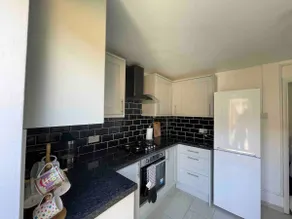 Lovely 2 bedroom apartment with a garden - Image 3