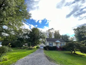 Cozy Eco Zen Home on 1/2 Acre - Image 2