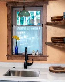 Ravenswood Cottage - art-inspired loft near town - Image 2