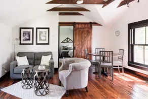 Chic, Luxurious Carriage House in Ideal Location - Image 2